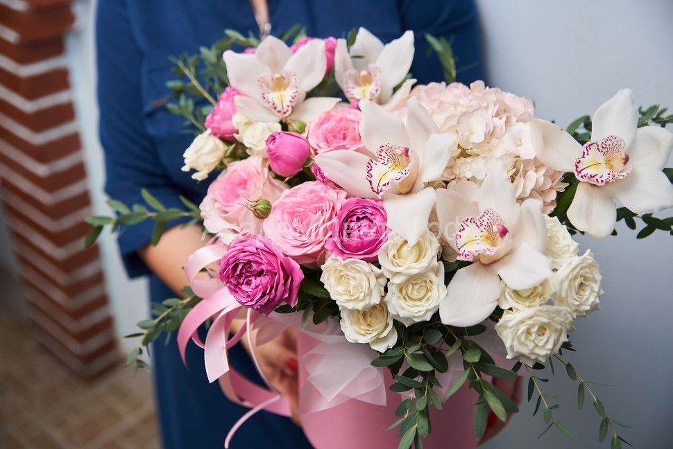 Пионовидная кустовая роза и орхидея в шляпной коробке купить в Новосибирске  (Академгородок) - цветочный интернет магазин АкадемЦветы.РФ